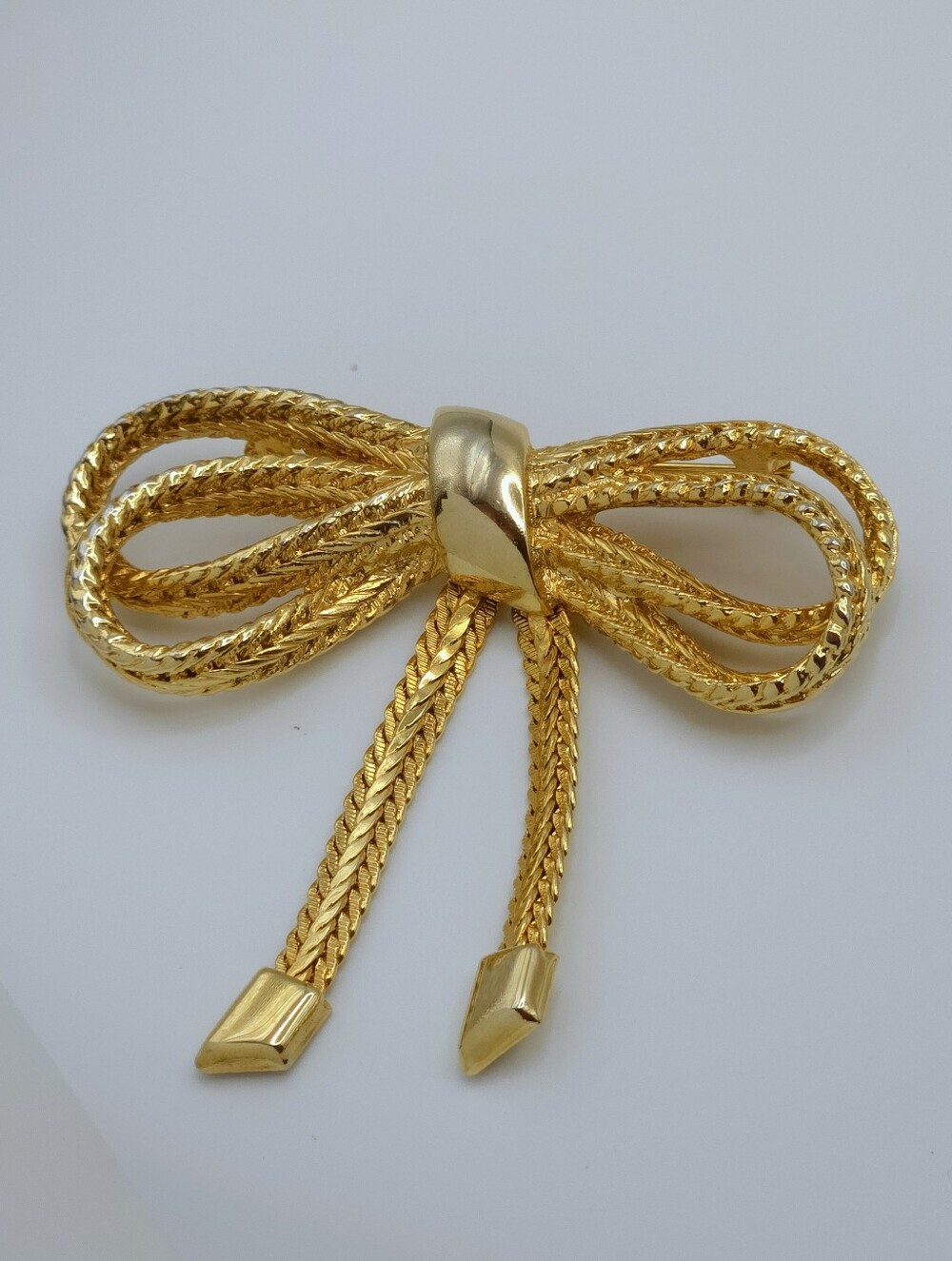 Vintage Gold Tone Bow Brooch - Picture 11 of 17